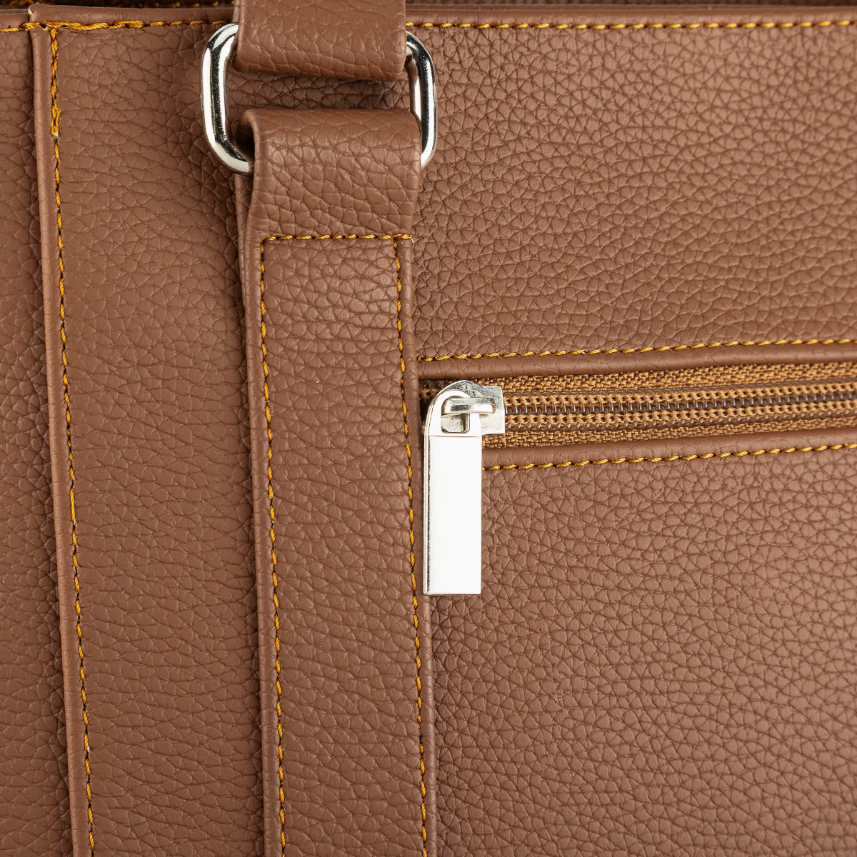 Bolsa color café de la marca Roger