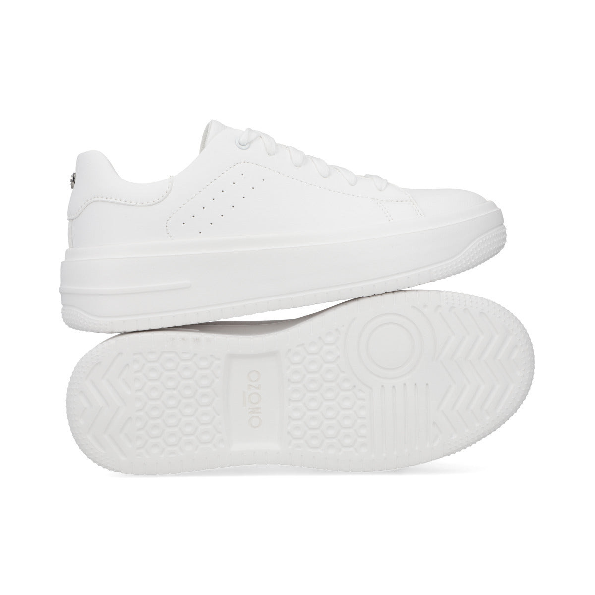 Tenis de color blanco de la marca Capa de Ozono