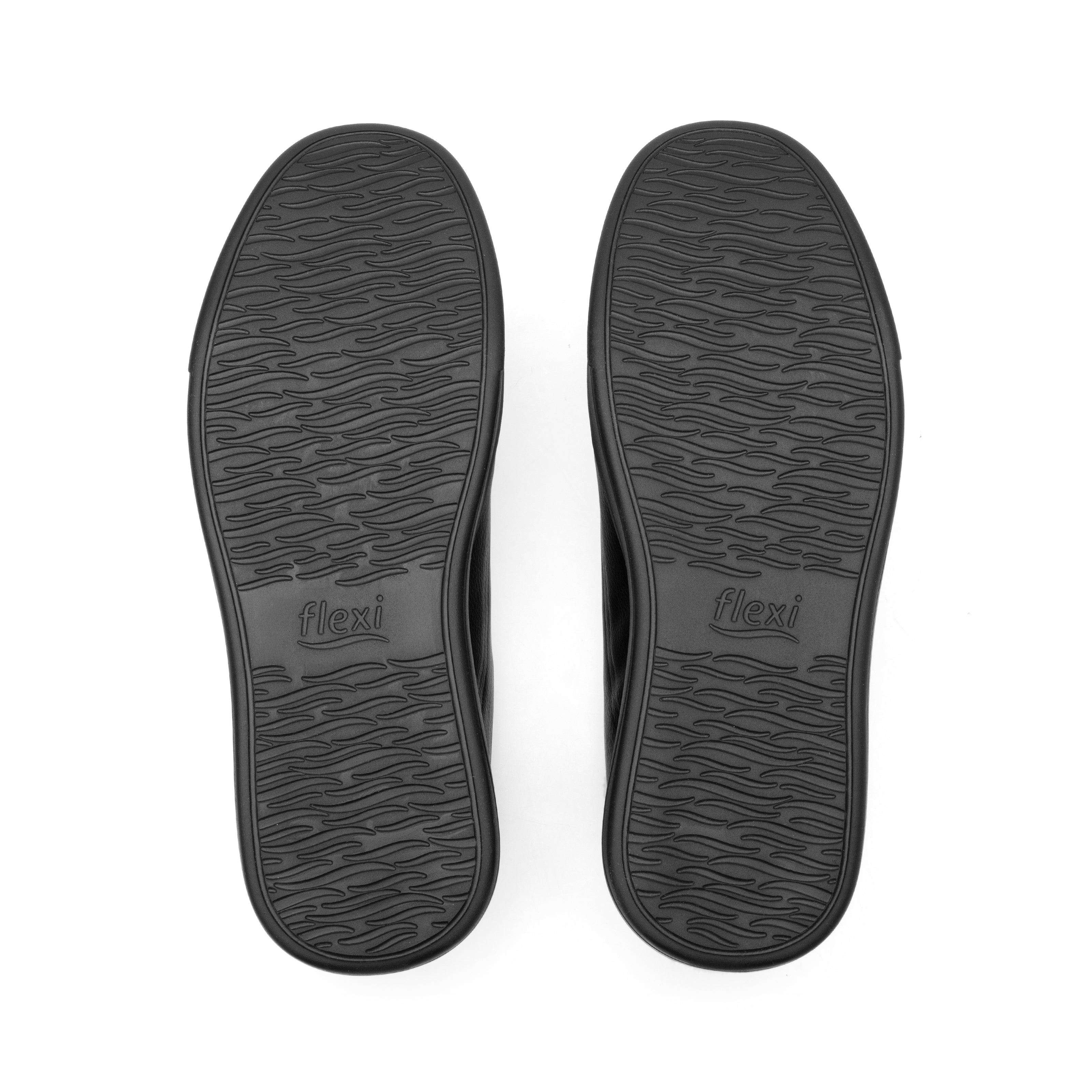 Tenis color negro de la marca Flexi