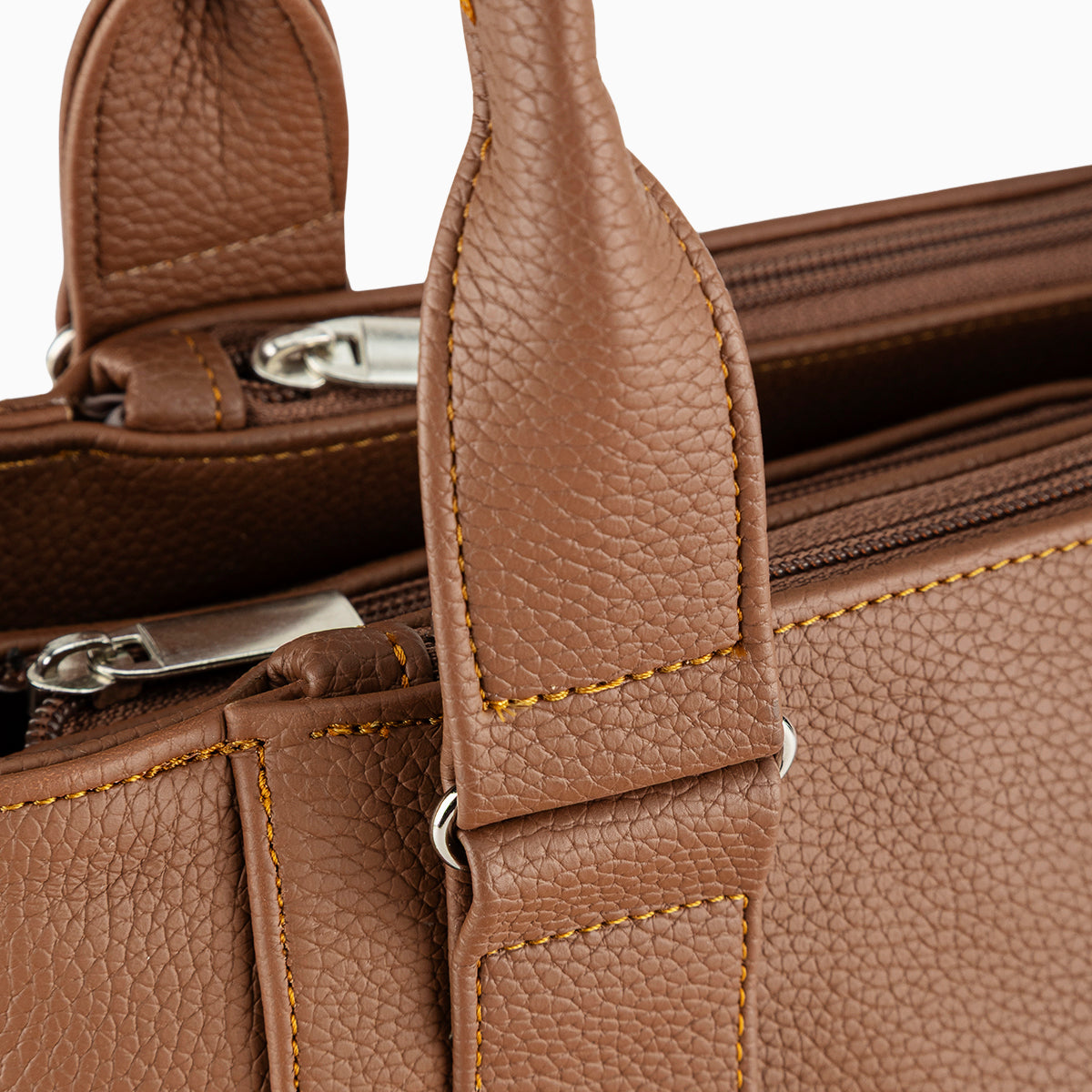 Bolsa color café de la marca Roger.