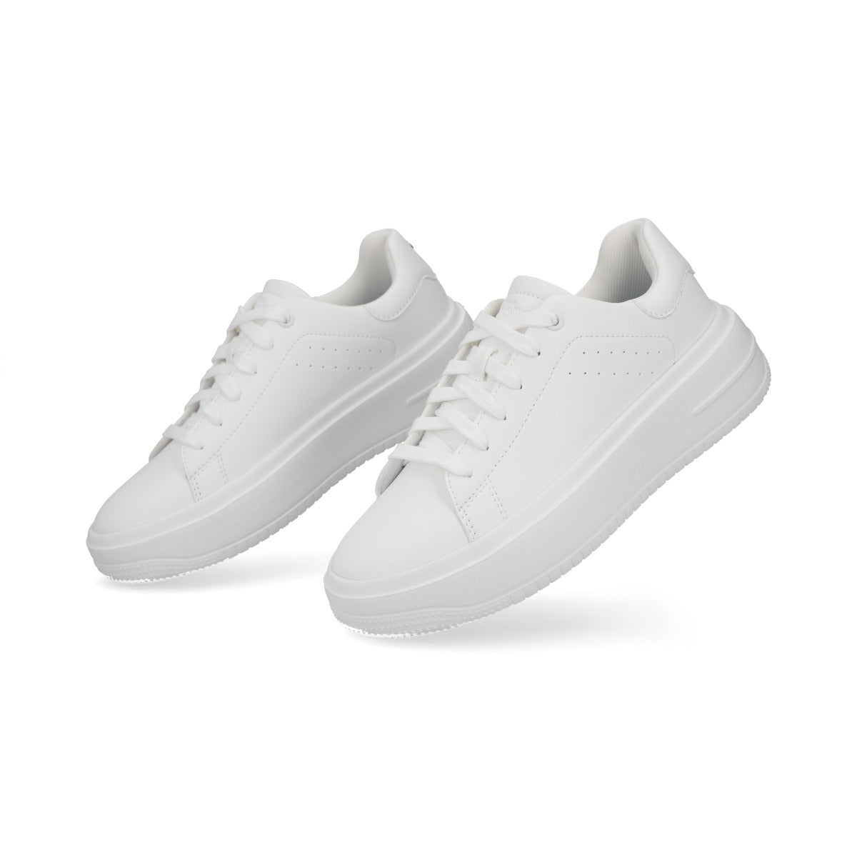 Tenis de color blanco de la marca Capa de Ozono