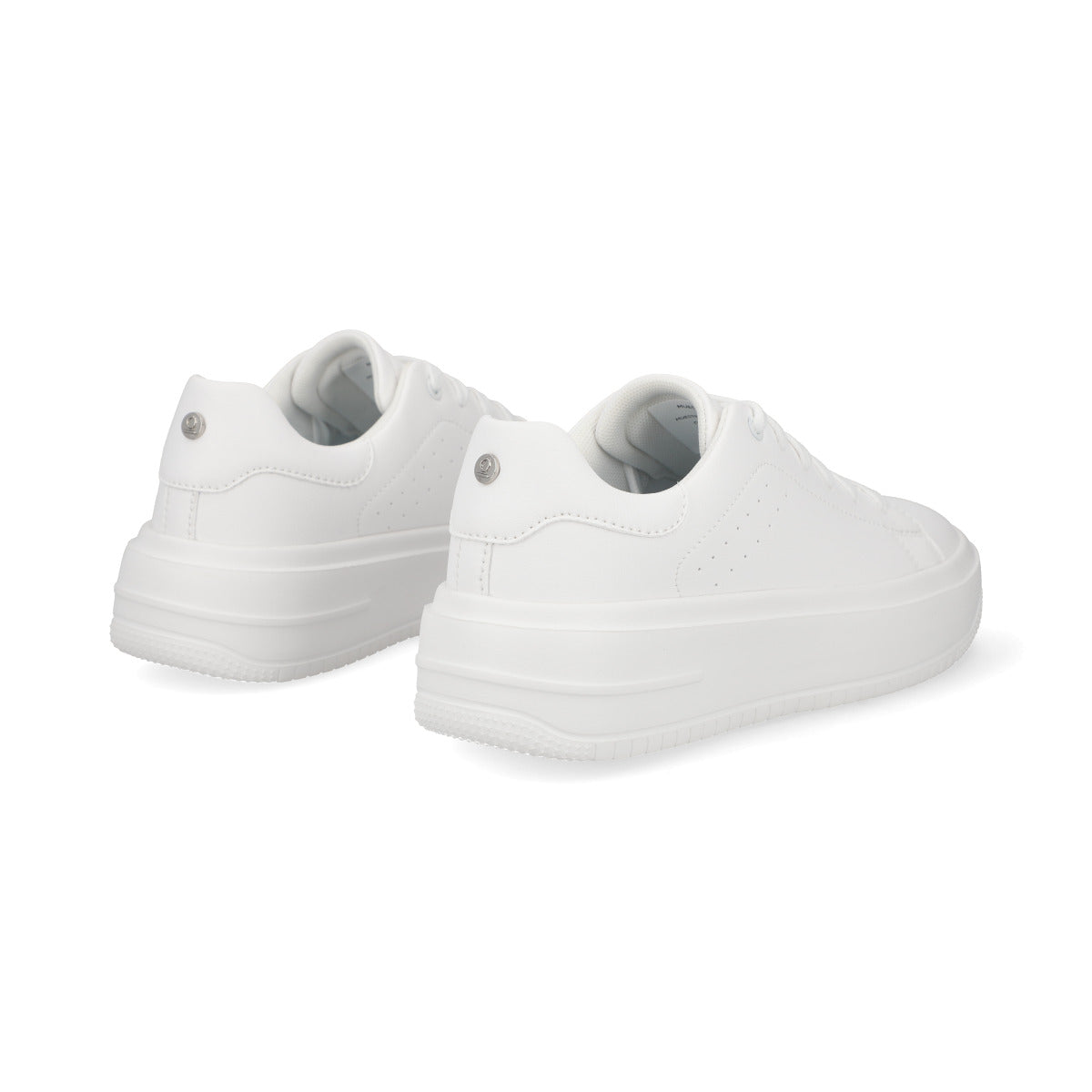 Tenis de color blanco de la marca Capa de Ozono