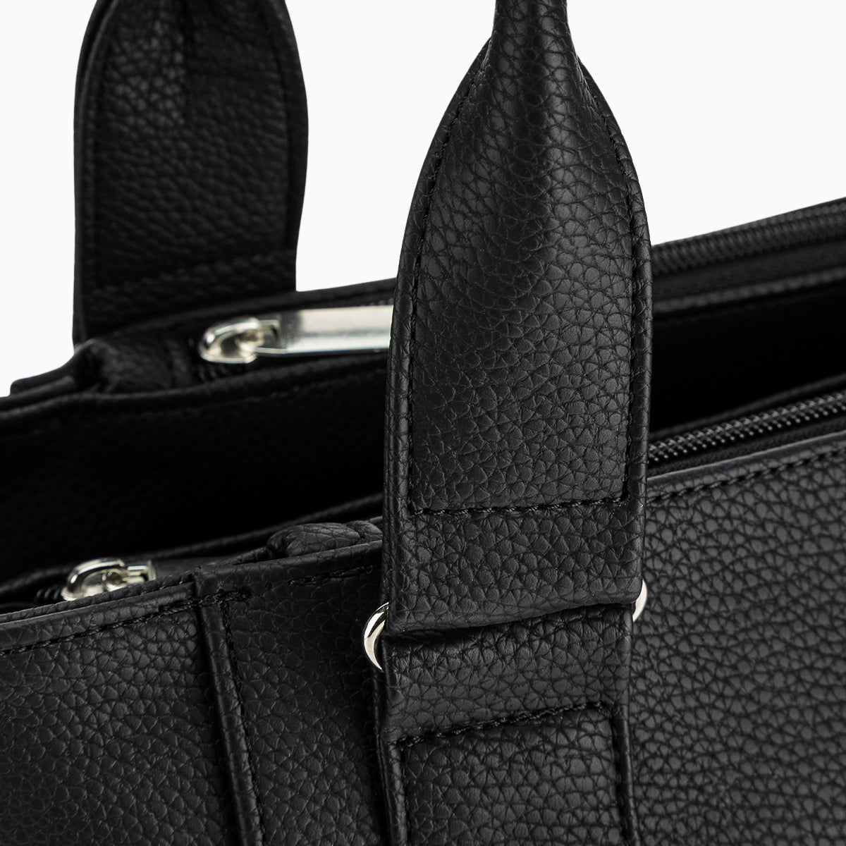 Bolsa color negro de la marca Roger.