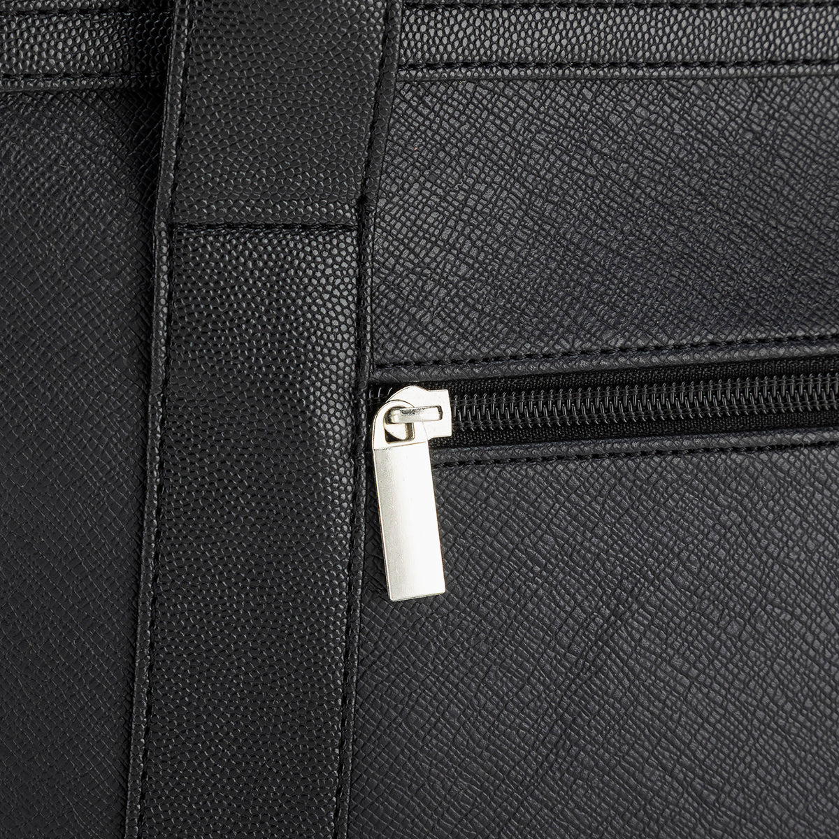 Bolso en color negro de la marca Roger