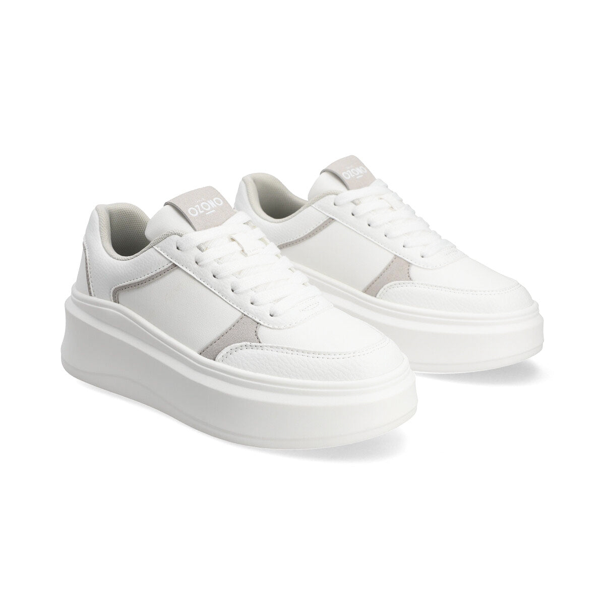 Tenis en color blanco con detalles en gris de la marca Capa de Ozono