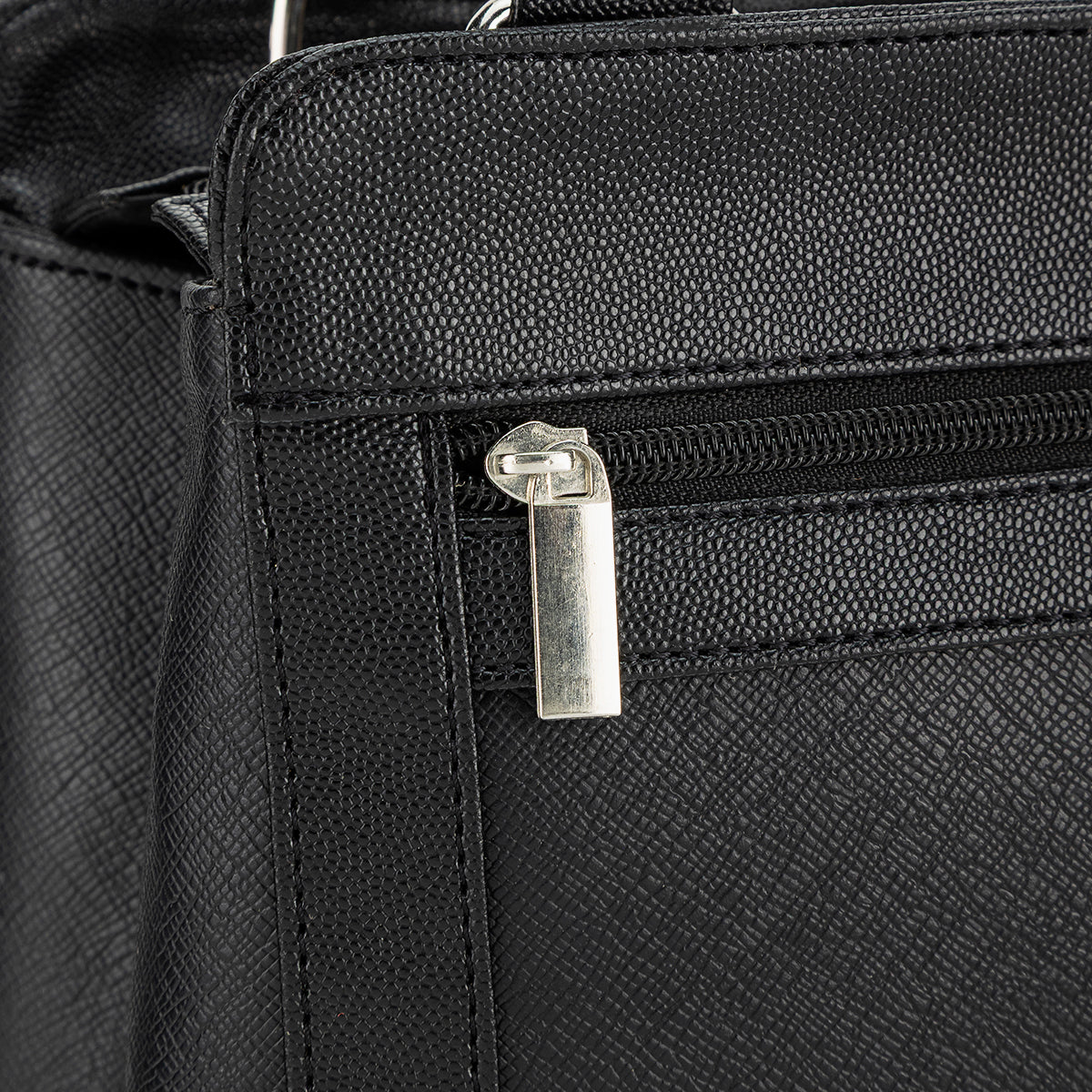 Bolsa en color negro de la marca Roger