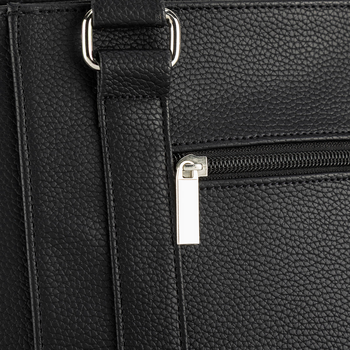 Bolsa color negro de la marca Roger