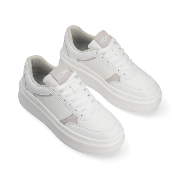 Tenis en color blanco con detalles en gris de la marca Capa de Ozono