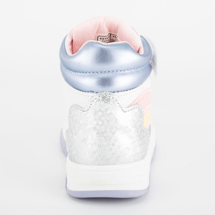 Tenis en color blanco con detalles de arcoíris de la marca Bambino