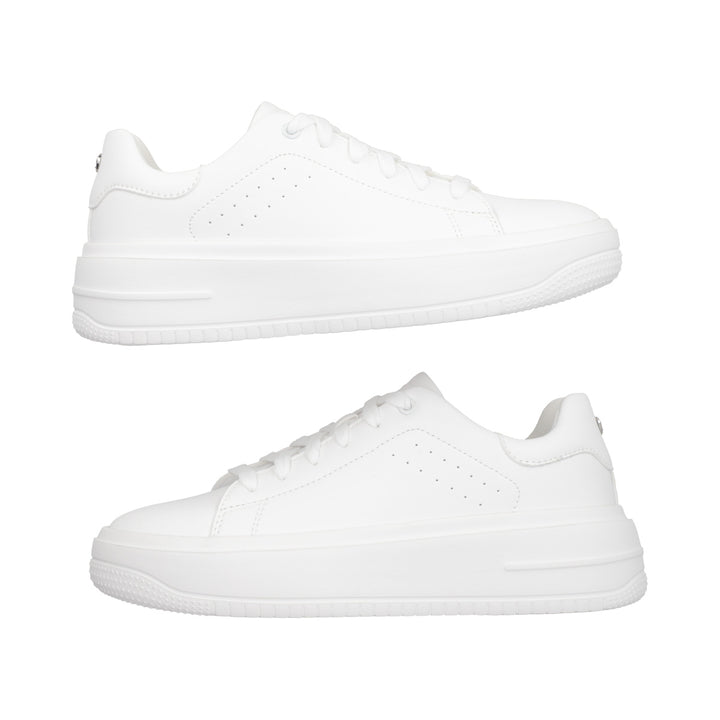 Tenis de color blanco de la marca Capa de Ozono