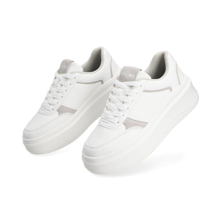 Tenis en color blanco con detalles en gris de la marca Capa de Ozono