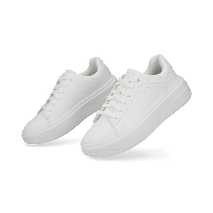 Tenis de color blanco de la marca Capa de Ozono