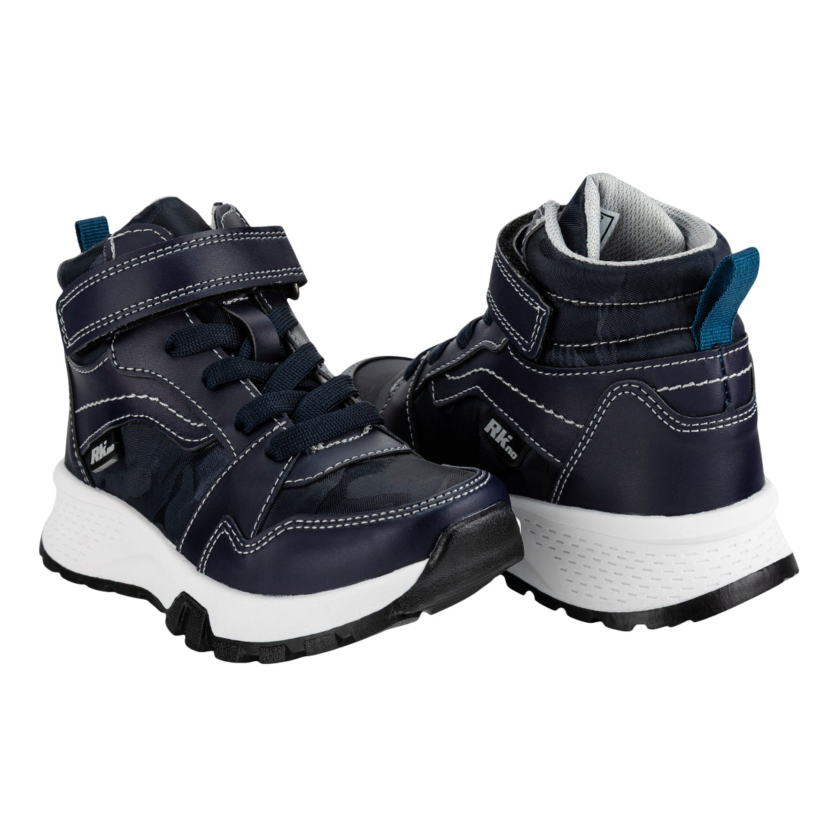 Bota urbana de color azul marino de la marca Rokino