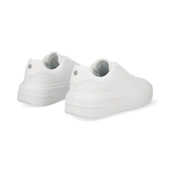 Tenis de color blanco de la marca Capa de Ozono