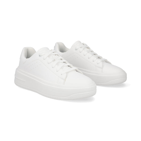 Tenis de color blanco de la marca Capa de Ozono