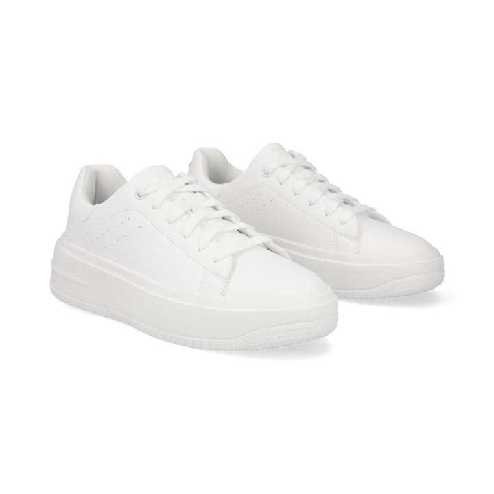 Tenis de color blanco de la marca Capa de Ozono