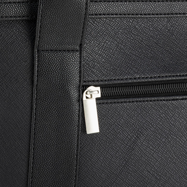 Bolso en color negro de la marca Roger