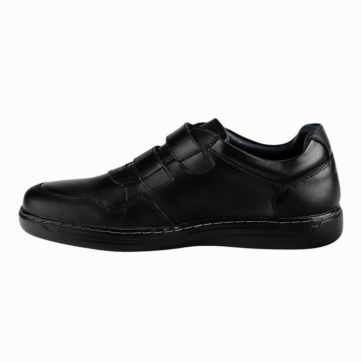 zapato casual de hombre de la marca Merano,  de color negro y con un sistema de cierre de velcro. zapato pie  izquierda